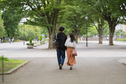Papier peint 公園を歩くカップルの後ろ姿