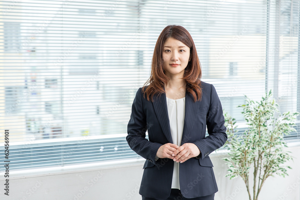 働く女性 a working woman 働く女性 a working woman
