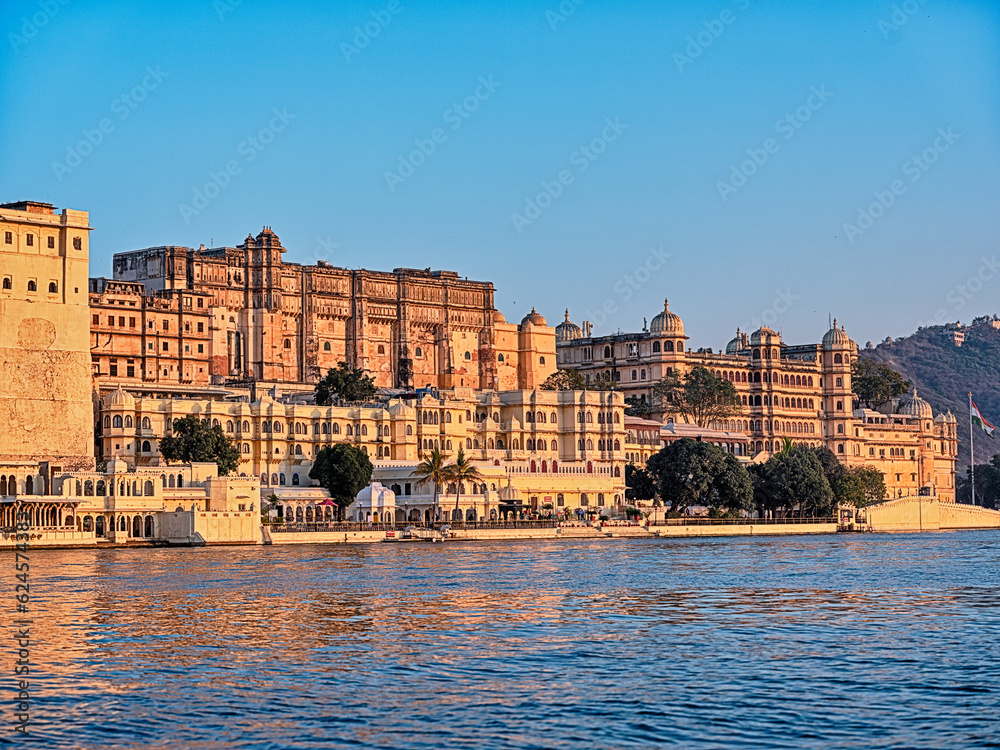 Fototapeta premium City Palace Of Udaipur From Lake Pichola
