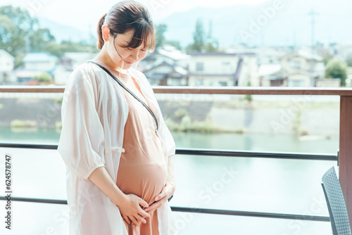 お腹を触る妊婦　pregnant woman touching her stomach photo