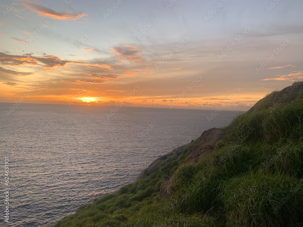 The green fields on the hills below are the evening sea, and the atmosphere is peaceful.