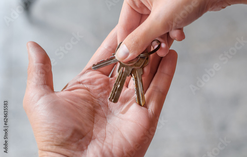 Odbierać klucze do nowego mieszkania