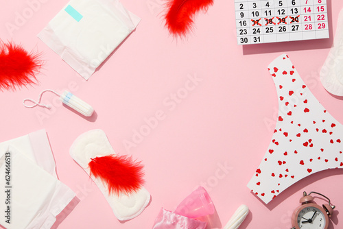 Hygiene products during the lunar cycle, with a calendar, on a pink background © Atlas