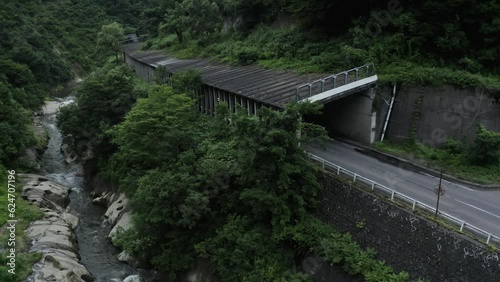 Wallpaper Mural ドローン撮影：雪国特有のスノーシェッドと、走る車を撮影 Torontodigital.ca