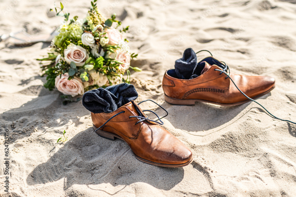 Naklejka premium Romantic marriage couple wedding Symbols shoes