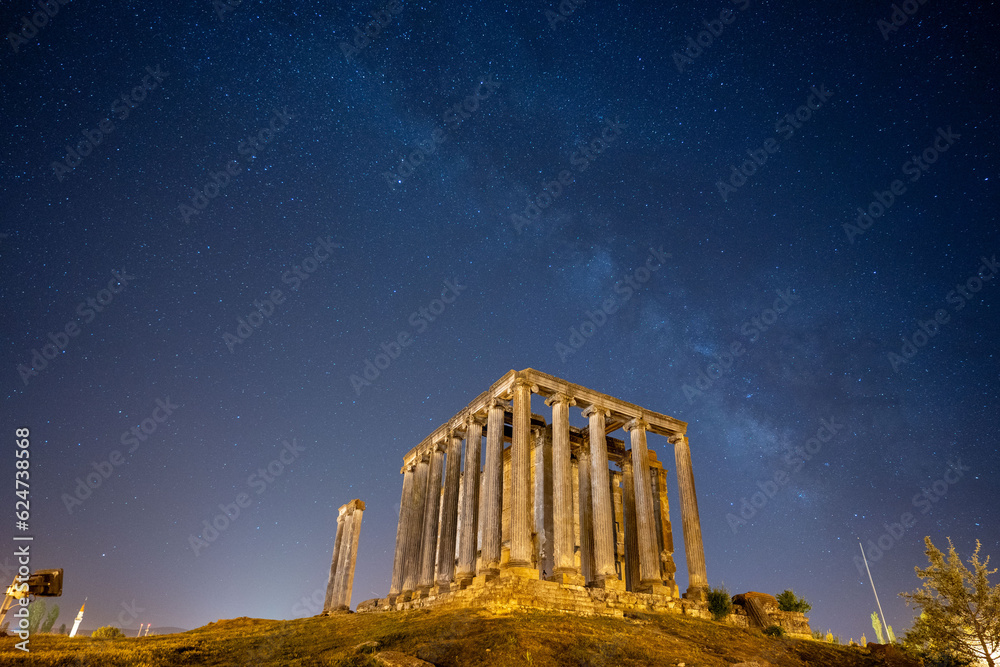 Obraz premium The Aizanoi Ancient City milky way shot in Kutahya