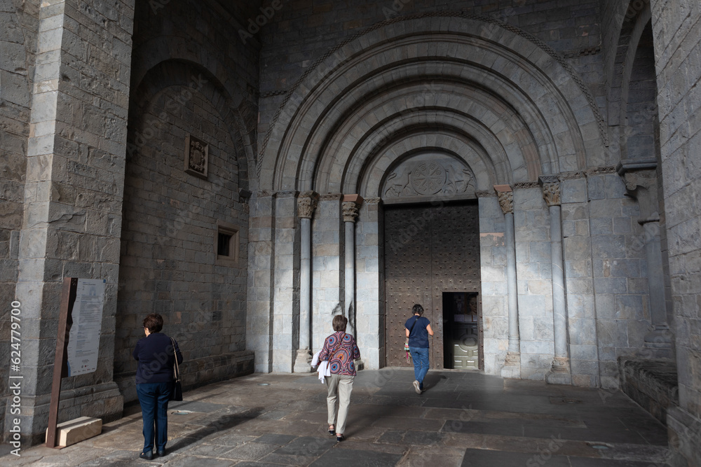 Vista del arco de entrada de la catedral románica de la ciudad de Jaca, Huesca, Aragón, España