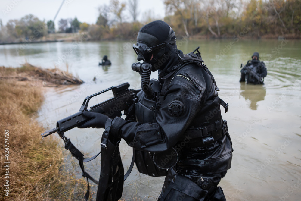 Un buzo armado emerge de las aguas de un río durante unas maniobras militares. Un buzo armado emerge de las aguas de un río durante unas maniobras militares.