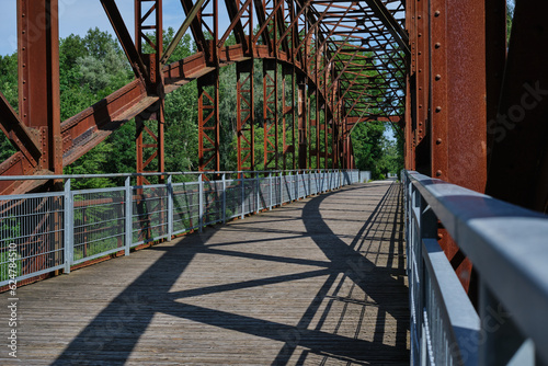 Stahlbetonbrücke bei Landau an der Isar in Niederbayern in Deutschland im Juli 2023, genannt Bockerlbrücke, Rad und Gehweg über die Isar photo