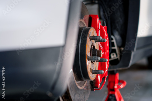 Photos Detailing of the brake disc and bumper of a white luxury car during a car wash a