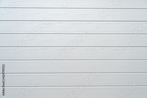 Weißes Gargentor, Rolltor aus Metall mit waagrechten Streifen als Hintergrund, White garage door, metal roller shutter door with horizontal stripes as background