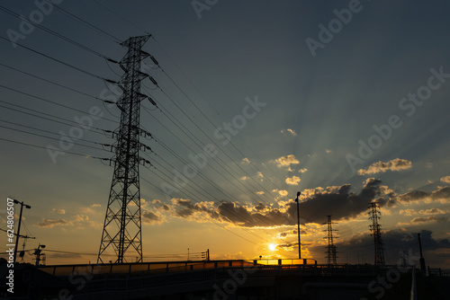 夏の夕方_夕焼け_鉄塔_太陽_雲