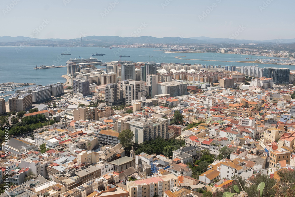 Panorama du port de Gibraltar avec son centre d'affaires