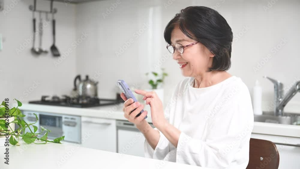 スマホを操作しながら見る笑顔の高齢者の横顔
スマホを操作しながら見る笑顔の高齢者の横顔