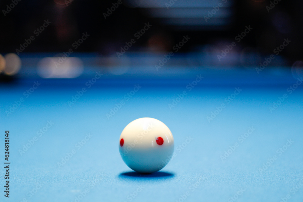 Foto cue pool ball on a table