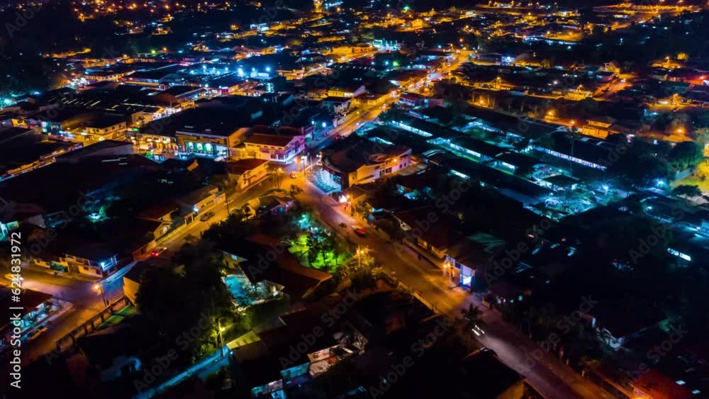Ciudad de noche con drone lapso de tiempo