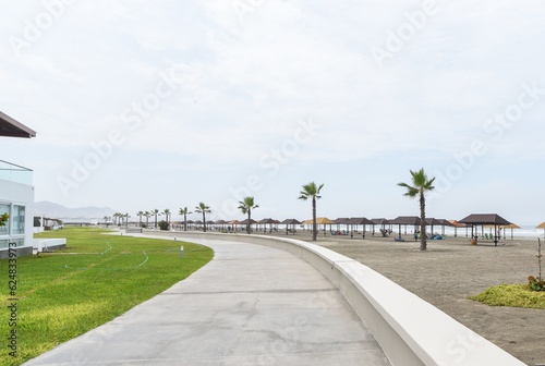 borde de playa privada con palmeras en la orilla