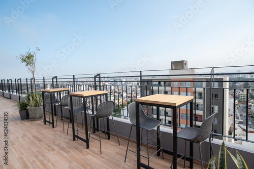 terraza con vista panoramica y barandas de metal