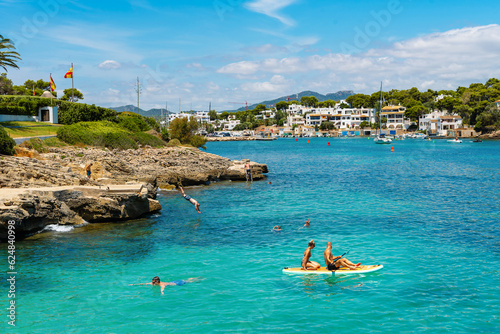 Fotografia Summer holidays in Mallorca, the beach in the village of Cala d'or