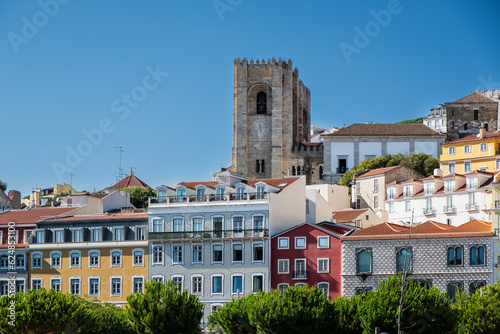 Blick auf das Museu Tesouro da Se Patriarcal de Lisboa und die Altstadt von Lissabon, Portugal photo