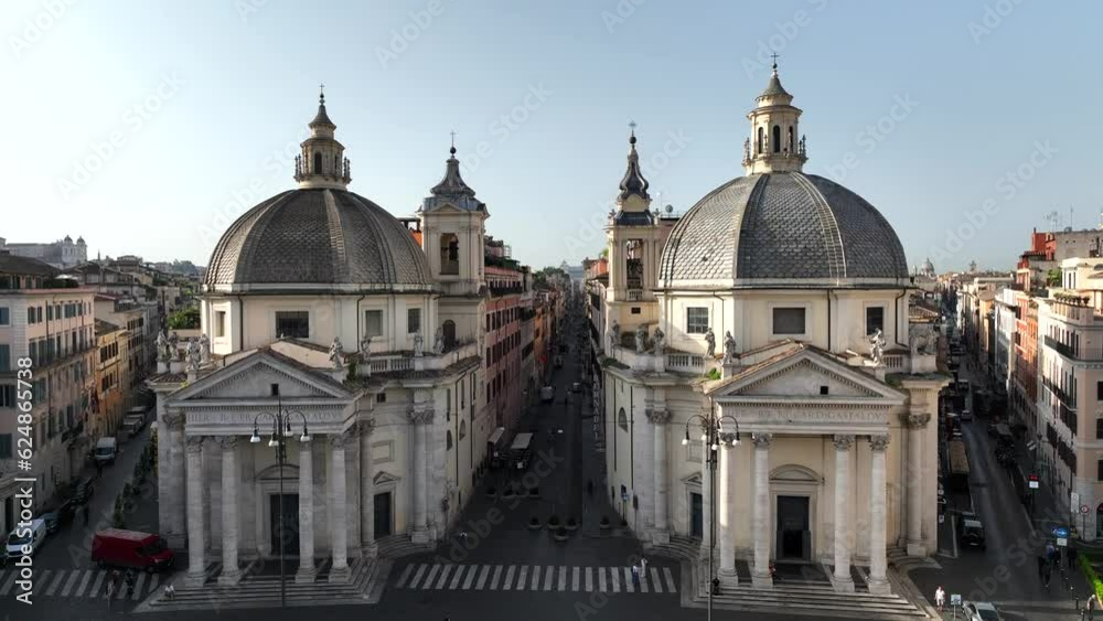 Da Piazza del Popolo all'altare della Patria a Roma, Italia.
Vista aerea del centro storico di roma chiamato Tridente. La piazza,  le chiese gemelle, le cupole, via del Babuino, Via del Corso e Via di