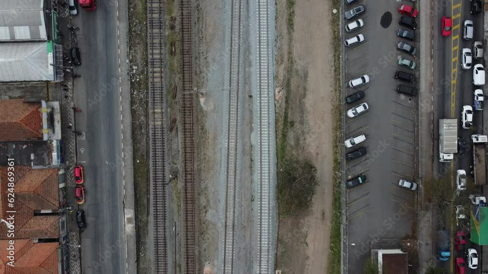 Visão aérea do trânsito da cidade de Suzano SP Brasil captada do alto entre as avenidas e a linha de trem com passagem de um trem. 