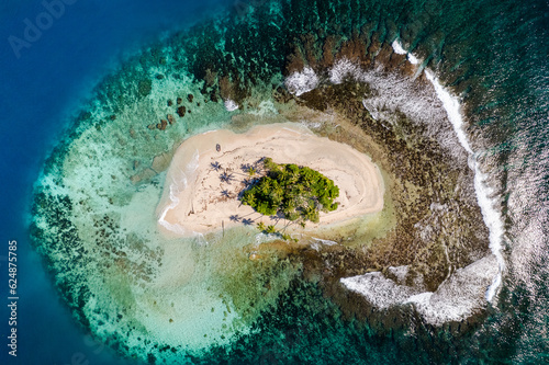 Isla desierta remota oceano pacifico polynesia francesa palmeras paraiso photo