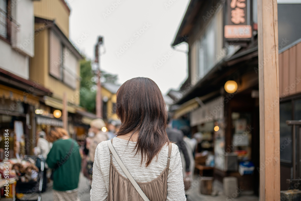 川越の観光スポットで買い物をする女性