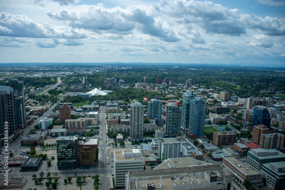 Vista aérea de la ciudad de Calgary, en Alberta, Canadá. Cielo nublado sobre la ciudad.