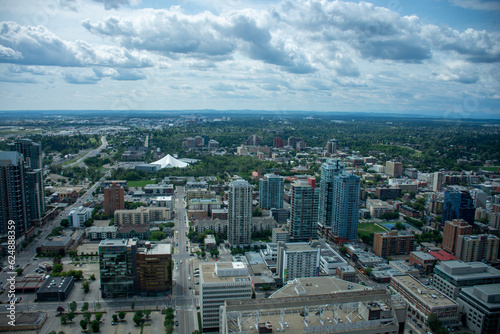 Vista aérea de la ciudad de Calgary, en Alberta, Canadá. Cielo nublado sobre la ciudad.