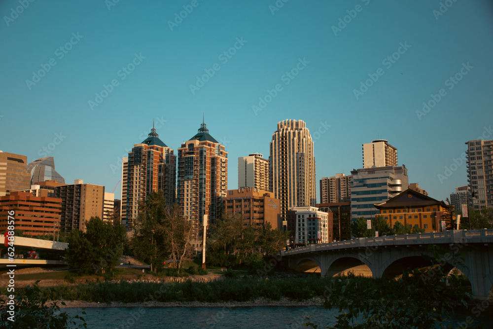 Obraz premium Vista de la ciudad de Calgary, en Alberta, Canadá. Edificios al atardecer, edificios corporativos.