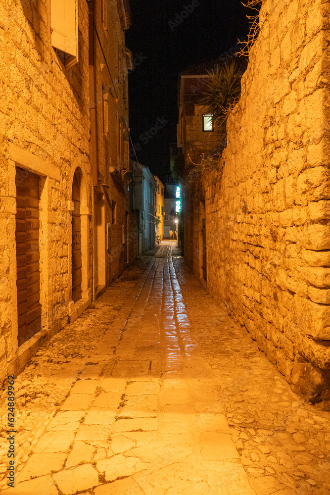 Einblicke von Bauwerken und Gassen einer kroatischen Insel bei Nacht