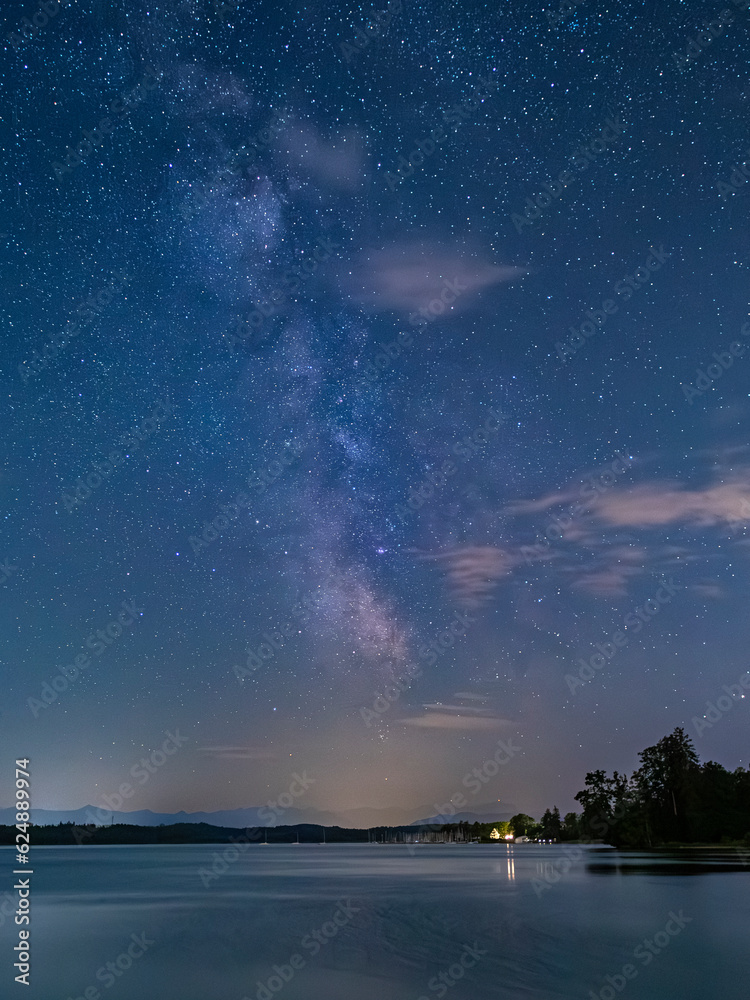 Sternenhimmel mit Milchstraße über dem Starnberger See, Bayern, Deutschland