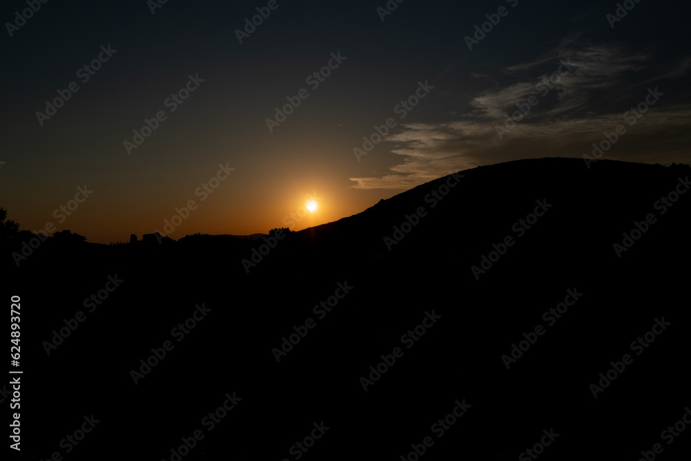 Sonnenuntergang mit Konturen einer Insel