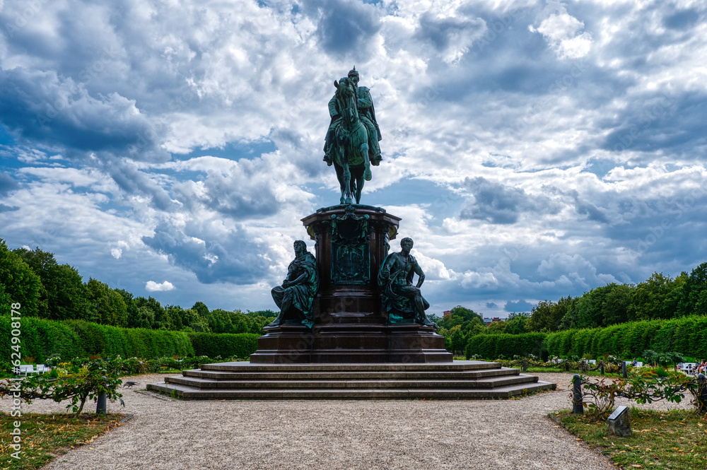 Denkmal im Park eines historischen Schlosses in Schwerin 