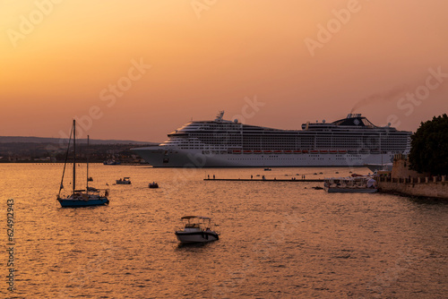 Canvas Print A cruise ship in the port of Civitavecchia, Italy