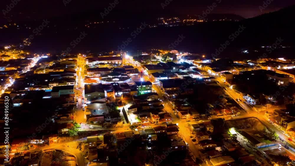 Naranjo vuelo de drone de noche ciudad 