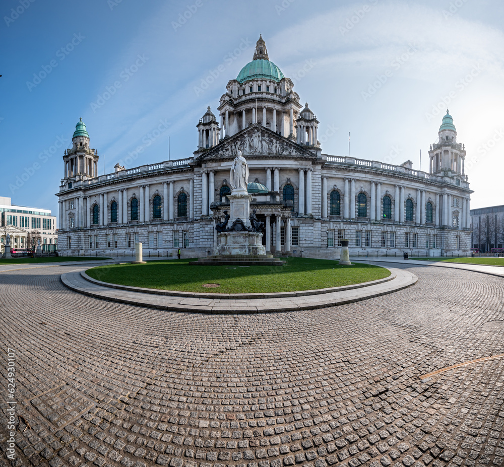 Obraz premium The neo-Baroque Belfast City Hall is home to a memorial garden at Northern Ireland