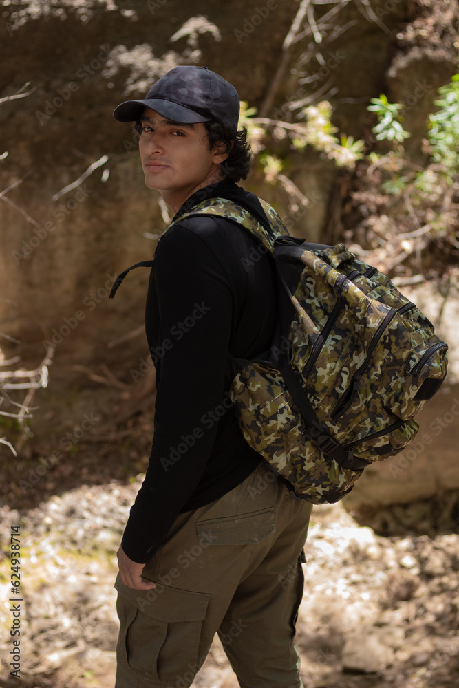 Naklejka premium backpacker hiker traverses the natural landscapes of Guanajuato, Mexico