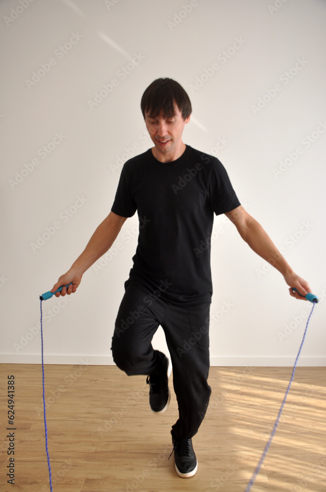 homem fazendo exercicios com pula corda, treino homem fazendo exercicios com pula corda, treino