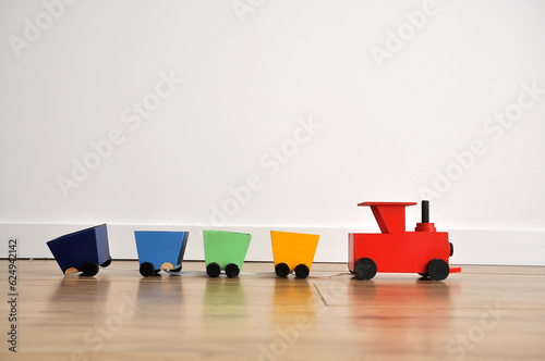 trem colorido infantil, carro de transporte colorido, inância divertida photo