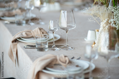 Canvastavla beautiful table setting with flowers and cutlery on wooden table at wedding or dinner