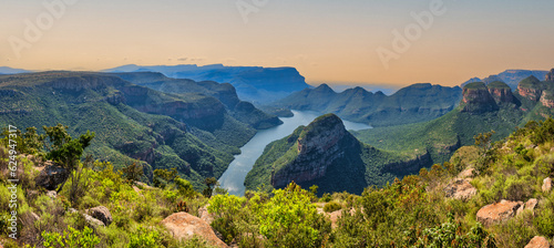 Billede på lærred Panorama shot of the Blyde River Canyon, dam and the mountains with lush foliage