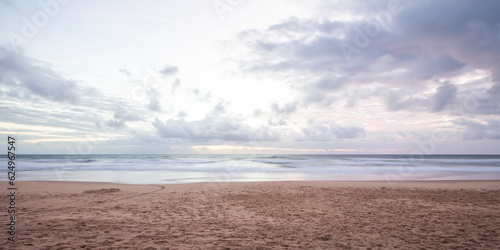 Horizonte do mar em praia deserta de Taipu de Fora, no litoral da Bahia, no nordeste Brasileiro. Densas nuvens em céu colorido no amanhecer do dia. Objeto estranho no céu.