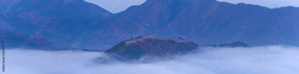 Obraz premium 雲海に包まれた晩秋の竹田城址のパノラマ情景