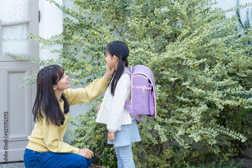 子供を励ますママ photo