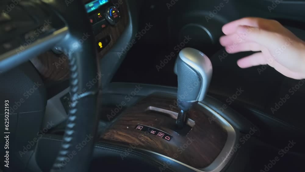 Vidéo Stock Person changing speed by hand holding gearbox in car