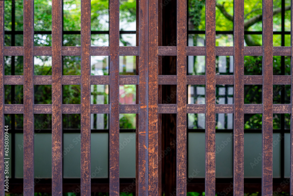 古い住宅の木の窓