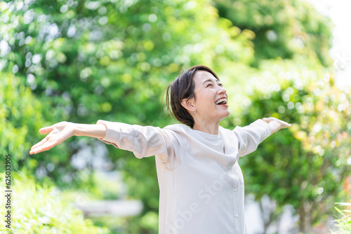 ストレッチして深呼吸する女性 photo