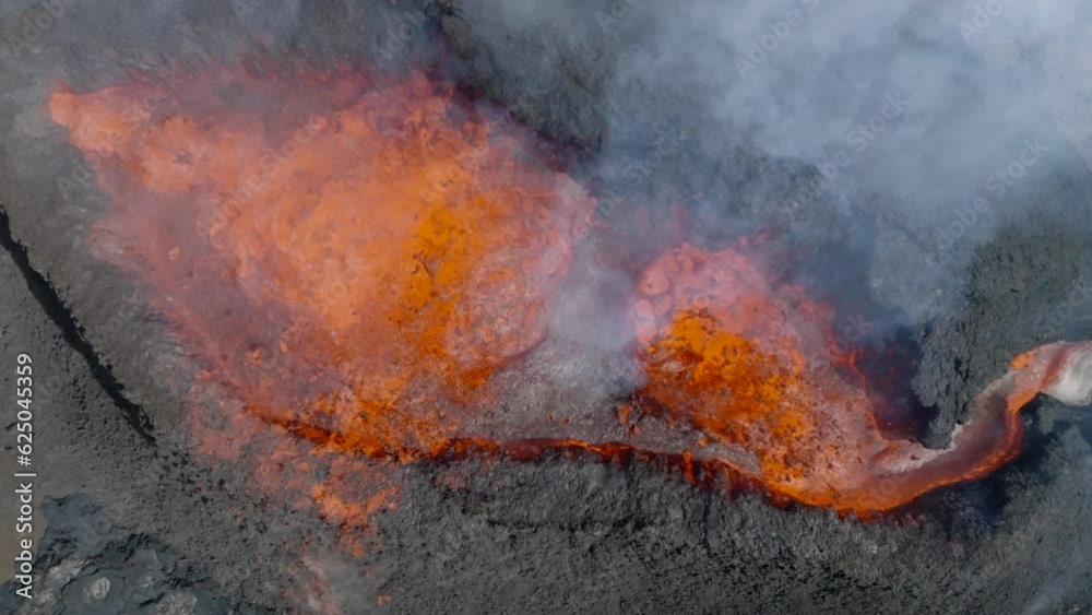 Volcan en erupción desde punto de vista aéreo en camara lenta